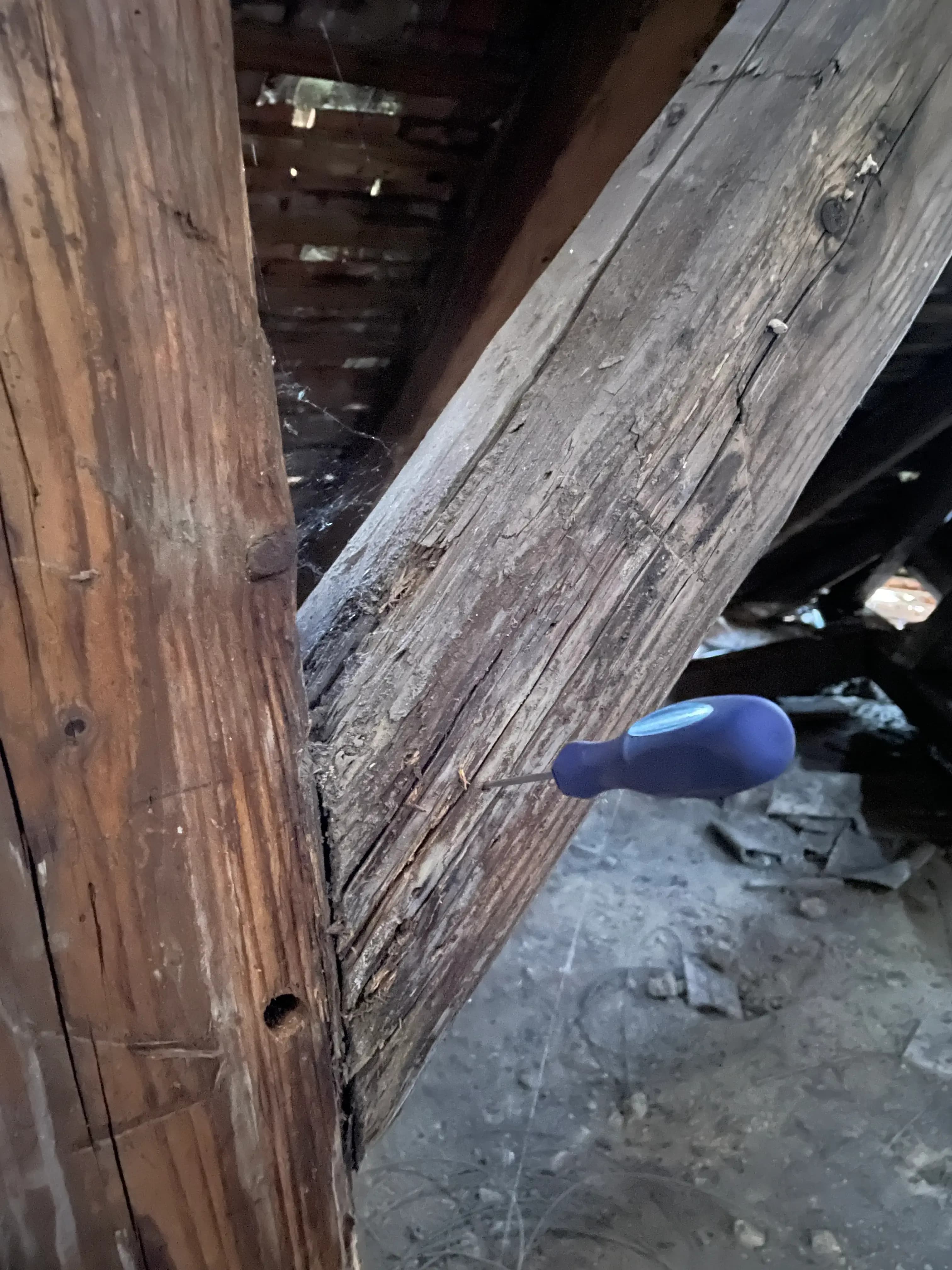 Kontrola stavu prvkov existujúceho krovu